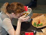 Посетительница кафе ест суп Посетительница кафе ест суп