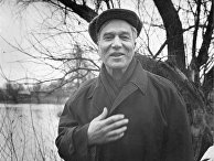 23 октября 1958. Лауреат Нобелевской премии по литературе Борис Пастернак у дома в Подмосковье 23 октября 1958. Лауреат Нобелевской премии по литературе Борис Пастернак у дома в Подмосковье