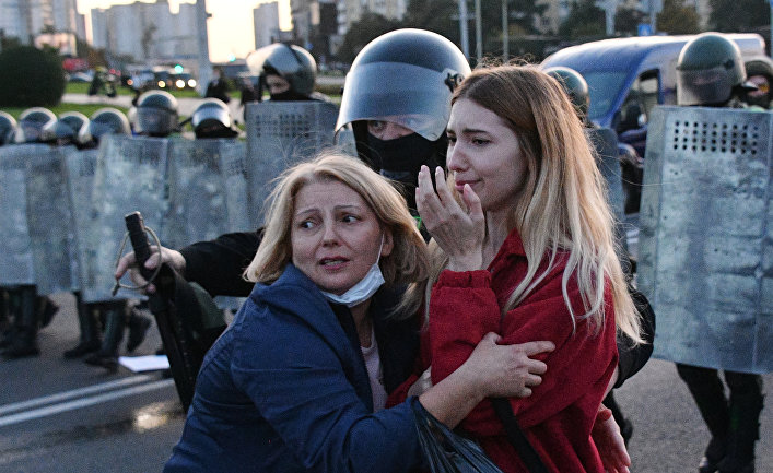 Сотрудники милиции и участники акции протеста в Минске