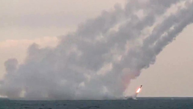Демонстрация силы: когда британский военный корабль вошел в Черное море, Россия уничтожила вражеские суда сверхзвуковыми ракетами (The Sun, Великобри