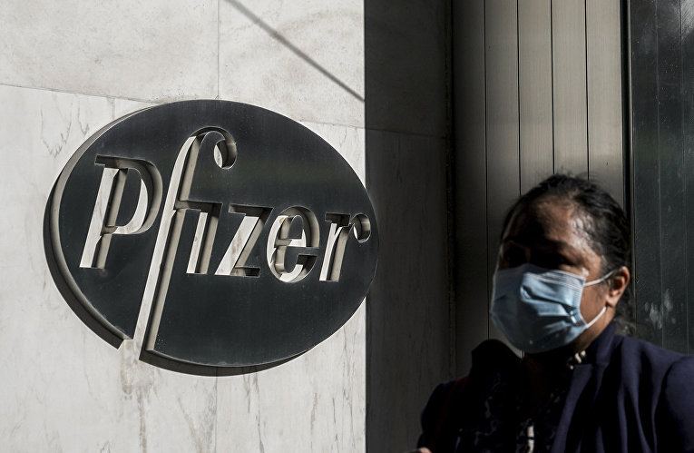 Логотип на здании штаб-квартиры Pfizer в Нью-Йорке Логотип на здании штаб-квартиры Pfizer в Нью-Йорке
