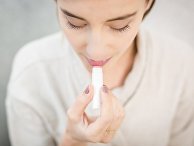 Девушка ухаживает за губами Девушка ухаживает за губами