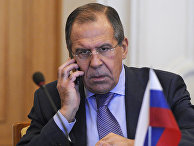 Министр иностранных дел России Сергей Лавров говорит по телефону Министр иностранных дел России Сергей Лавров говорит по телефону