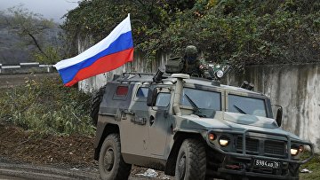 Сопровождение российскими миротворцами азербайджанской военной колонны