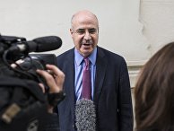 Уильям Браудер общается с журналистами после встречи со старшим прокурором Хосе Гринде в Мадриде Уильям Браудер общается с журналистами после встречи со старшим прокурором Хосе Гринде в Мадриде