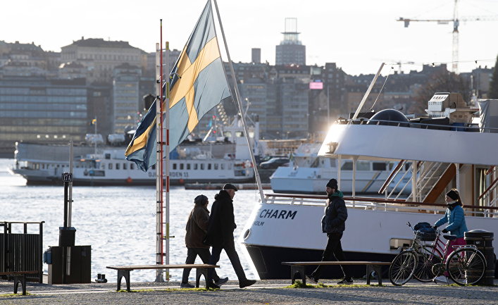 Люди на набережной в Стокгольме, Швеция