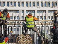 Демонтаж ограждения вокруг здания парламента Киргизии Демонтаж ограждения вокруг здания парламента Киргизии
