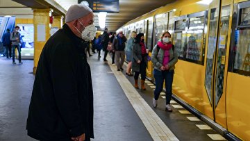 Люди в масках в метрополитене Берлина