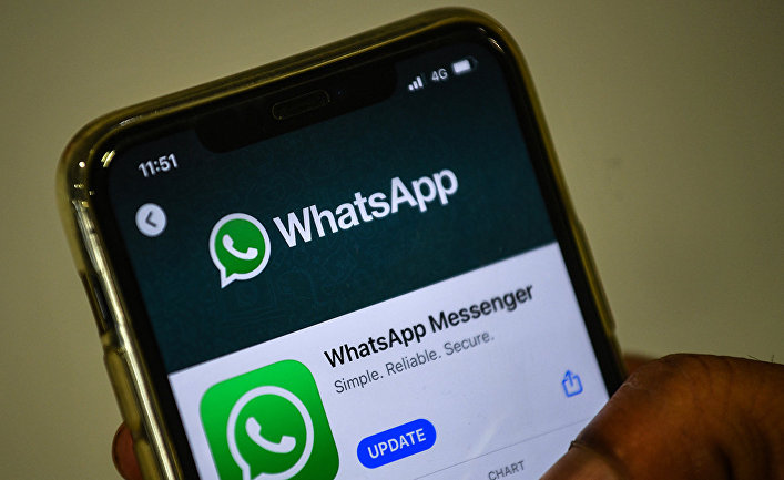 Приложение WhatsApp на экране смартфона