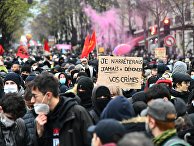 Участники акции протеста против законопроекта "О глобальной безопасности" в Париже Участники акции протеста против законопроекта "О глобальной безопасности" в Париже