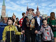 Ветеран с детьми перед началом Парада Победы на Красной площади Ветеран с детьми перед началом Парада Победы на Красной площади