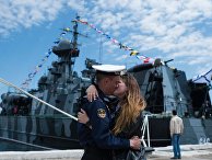 Моряк Черноморского флота с девушкой во время праздничных мероприятий в Севастополе. 13 мая 2018 Моряк Черноморского флота с девушкой во время праздничных мероприятий в Севастополе. 13 мая 2018