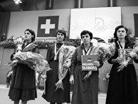 Члены Олимпийской сборной команды СССР по шахматам, олимпийские чемпионы (слева направо) Майя Чибурданидзе, Нана Александрия, Нона Гаприндашвили и Нана Иоселиани. Всемирная шахматная Олимпиада 1982-го года в Швейцарии Члены Олимпийской сборной команды СССР по шахматам, олимпийские чемпионы (слева направо) Майя Чибурданидзе, Нана Александрия, Нона Гаприндашвили и Нана Иоселиани. Всемирная шахматная Олимпиада 1982-го года в Швейцарии