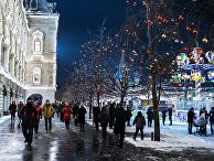 Горожане гуляют на Красной площади в Москве Горожане гуляют на Красной площади в Москве
