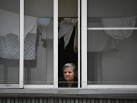 Женщина на балконе жилого дома Женщина на балконе жилого дома