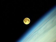 Фотография Луны во время суперлуния, сделанная космонавтом Олегом Артемьевым с МКС Фотография Луны во время суперлуния, сделанная космонавтом Олегом Артемьевым с МКС