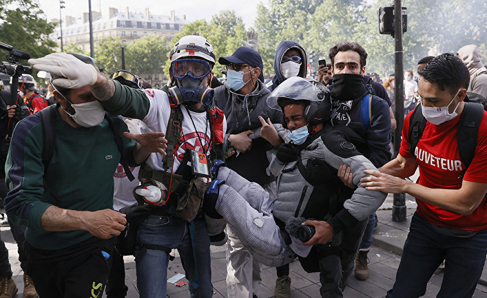 Участники митинга Black Lives Matter на площади Республики в Париже Участники митинга Black Lives Matter на площади Республики в Париже