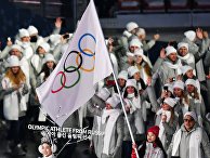 Российские спортсмены идут под Олимпийским флагом на церемонии открытия Олимпийских игр в Пхенчхане Российские спортсмены идут под Олимпийским флагом на церемонии открытия Олимпийских игр в Пхенчхане