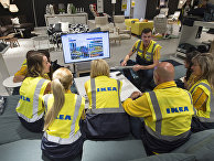 Сотрудники IKEA совещаются на рабочем месте Сотрудники IKEA совещаются на рабочем месте