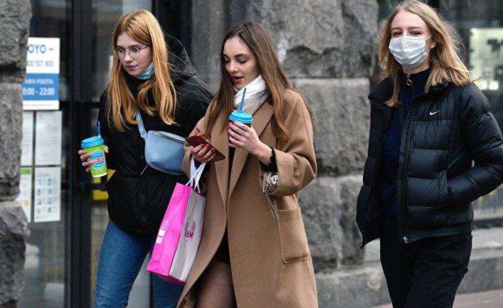 Девушки во время прогулки на одной из улиц Киева
