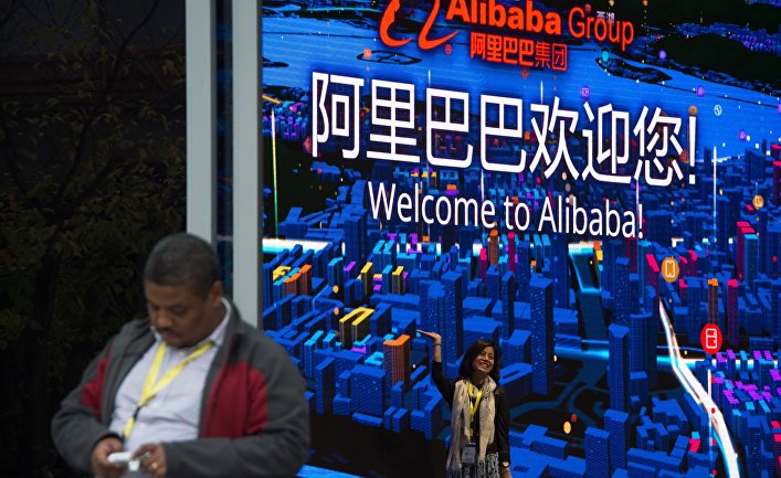 Посетители в штаб-квартире компании Alibaba Group в городе Ханчжоу в КНР