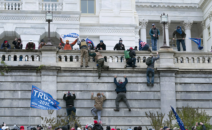 Протестующие штурмуют здание Конгресса в США 6.1.2021 Протестующие штурмуют здание Конгресса в США 6.1.2021