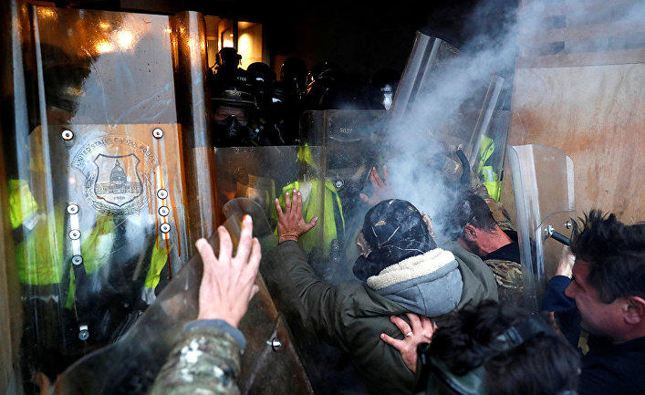 Протестующие у здания Капитолия в Вашингтоне Протестующие у здания Капитолия в Вашингтоне