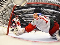 Вратарь Амир Мифтахов (Россия) в матче молодежного чемпионата мира по хоккею между сборными командами Канады и России Вратарь Амир Мифтахов (Россия) в матче молодежного чемпионата мира по хоккею между сборными командами Канады и России