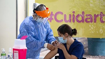 Вакцинация российской вакциной от коронавируса в Аргентине