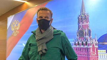 Российский оппозиционер Алексей Навальный общается с журналистами в московский аэропорт Шереметьево