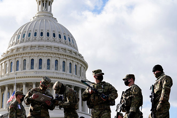 Солдаты Национальной гвардии США у здания Капитолия в Вашингтоне Солдаты Национальной гвардии США у здания Капитолия в Вашингтоне