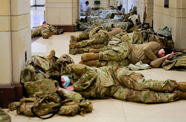 Солдаты военной полиции спят в здании Сената в Вашингтоне Солдаты военной полиции спят в здании Сената в Вашингтоне