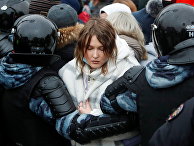 Полицейские держат участницу протестов в Москве Полицейские держат участницу протестов в Москве