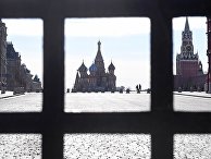 Решетка Воскресенских ворот закрыта во время режима самоизоляции из-за коронавируса Решетка Воскресенских ворот закрыта во время режима самоизоляции из-за коронавируса