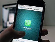 Приложение WhatsApp на экране смартфона Приложение WhatsApp на экране смартфона