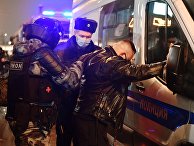 Сотрудники правоохранительных органов задерживают участника несанкционированной акции сторонников Алексея Навального в Москве Сотрудники правоохранительных органов задерживают участника несанкционированной акции сторонников Алексея Навального в Москве
