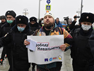 Сотрудники правоохранительных органов задерживают участника несанкционированной акции сторонников Алексея Навального в Москве Сотрудники правоохранительных органов задерживают участника несанкционированной акции сторонников Алексея Навального в Москве