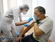 Медсестра делает прививку пациенту от коронавируса вакциной «Спутник-V» в районной больнице Волгограда Медсестра делает прививку пациенту от коронавируса вакциной «Спутник-V» в районной больнице Волгограда