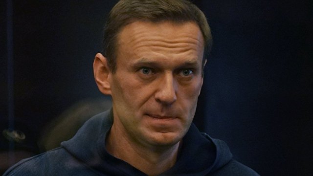 Российский оппозиционер Алексей Навальный приговорен к двум годам и восьми месяцам тюрьмы