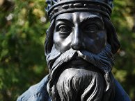 Бюст Великого князя Московского и всея Руси Ивана IV, установленный на "Аллее правителей" в Петроверигском переулке Москвы Бюст Великого князя Московского и всея Руси Ивана IV, установленный на "Аллее правителей" в Петроверигском переулке Москвы