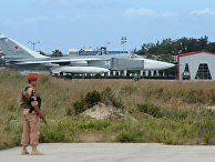 Российский самолет Су-24 на взлетно-посадочной полосе на авиабазе "Хмеймим" в Сирии