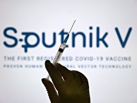 Шприц на фоне логотипа "Спутник V" Шприц на фоне логотипа "Спутник V"