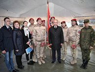 Президент РФ Владимир Путин с юнармейцами во время посещения забайкальского полигона "Цугол" Президент РФ Владимир Путин с юнармейцами во время посещения забайкальского полигона "Цугол"