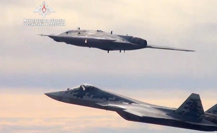 Новейший ударный беспилотник "Охотник" совершил первый совместный полет с Су-57 Новейший ударный беспилотник "Охотник" совершил первый совместный полет с Су-57