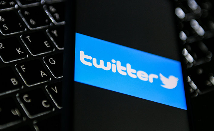 Логотип социальной сети Twitter на экране мобильного телефона Логотип социальной сети Twitter на экране мобильного телефона