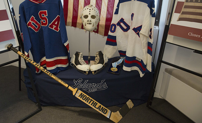 Вещи вратаря Джима Крейга, члена команды США, обыгравшей советских хоккеистов в Лейк-Плейсиде в 1980 году. Это событие называют Чудом на льду