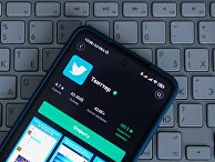 Страница социальной сети Twitter на экране мобильного телефона Страница социальной сети Twitter на экране мобильного телефона