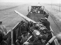 Красный бронепоезд готовится к бою. 1919 год. Красный бронепоезд готовится к бою. 1919 год.