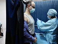 Мужчина вакцинируется российским препаратом «Спутник V» Мужчина вакцинируется российским препаратом «Спутник V»