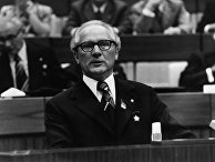 IX съезд Социалистической Единой Партии Германии. 18-22 мая 1976 года. Выступает первый секретарь Центрального комитета СЕПГ Эрих Хонеккер IX съезд Социалистической Единой Партии Германии. 18-22 мая 1976 года. Выступает первый секретарь Центрального комитета СЕПГ Эрих Хонеккер